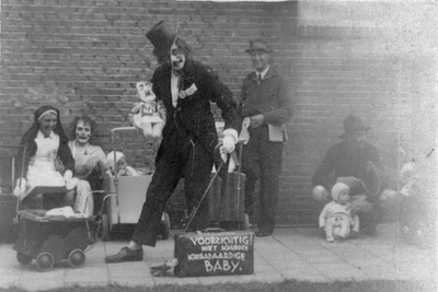 604784 Afbeelding Jo Wilbrink, verkleed als joker, tijdens een act met een baby die Adolf Hitler voorstelt, op het ...